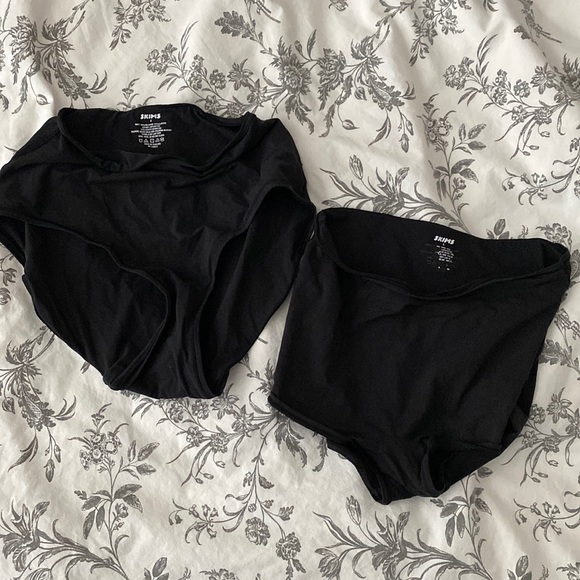 Skims 2 underwear in black size small - Picture 3 of 10